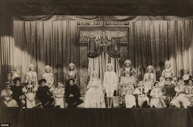 Ảnh mới công bố: Nữ hoàng Elizabeth thời xuân sắc ảnh 13